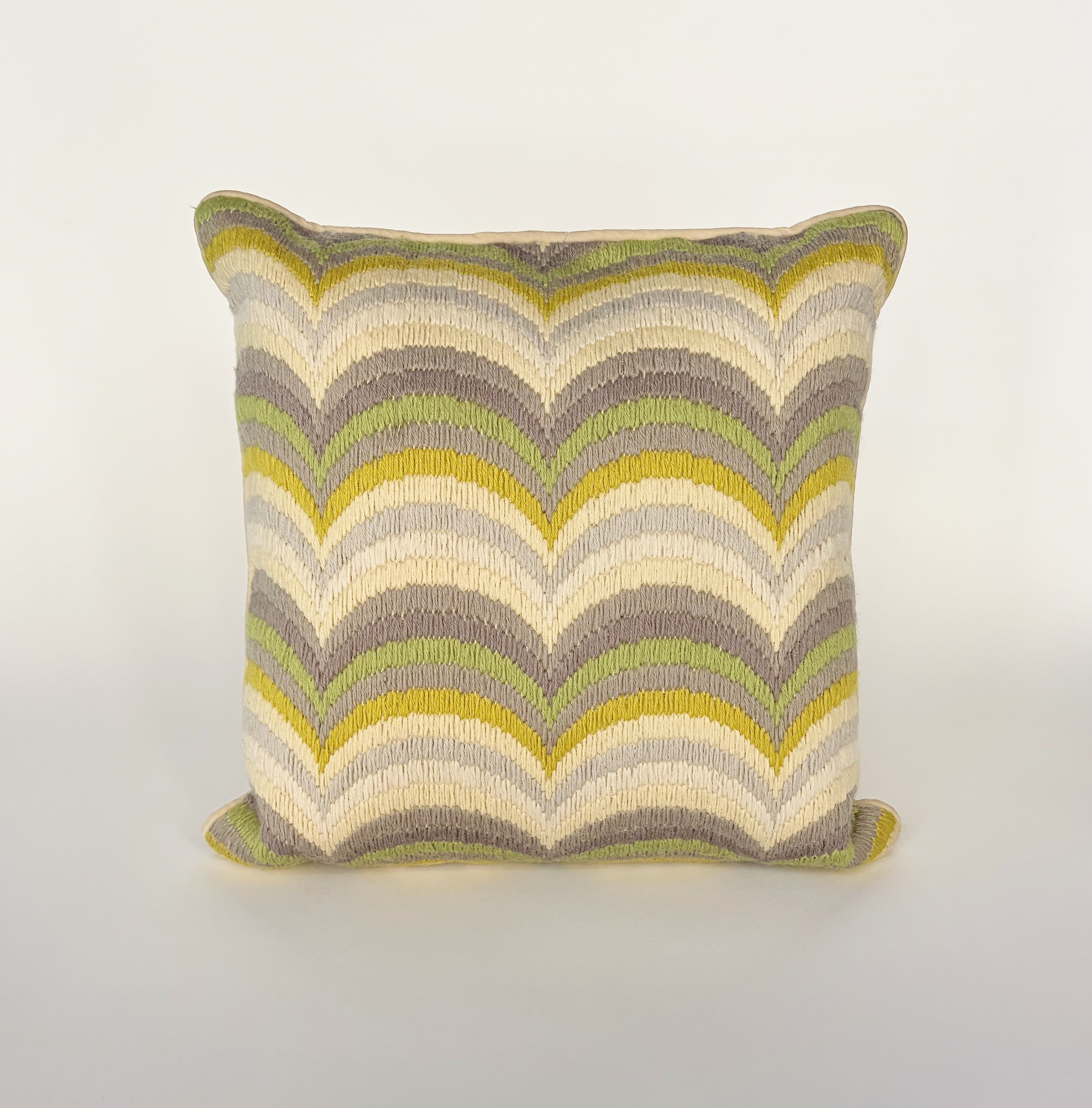 クッション　Jonathan Adler（ジョナサン・アドラー）刺繍柄〈40角〉