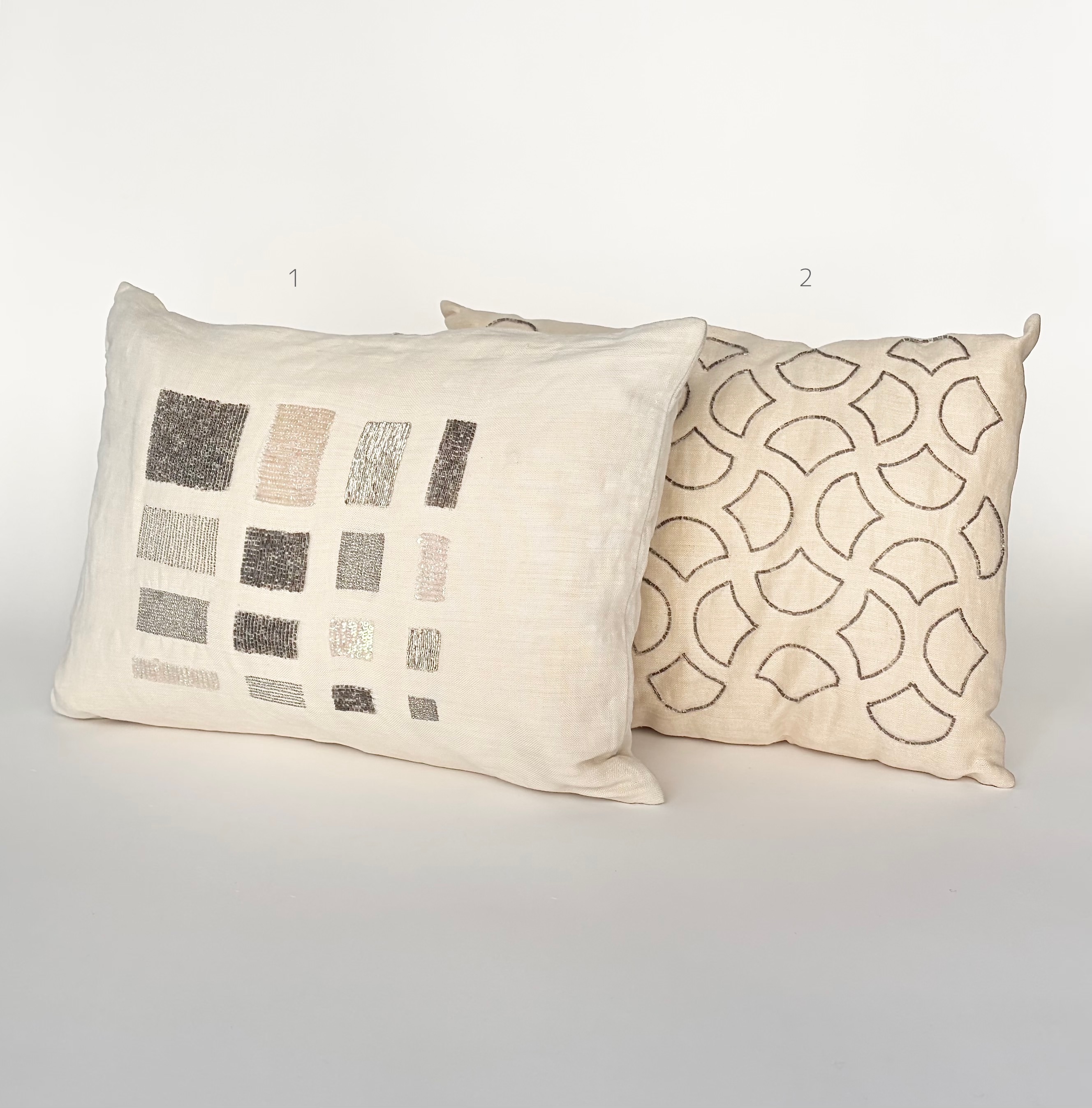 クッション　BARNEYS　ビーズ刺繍　リネン〈ピロー型〉　色：Off-White / Light Beige