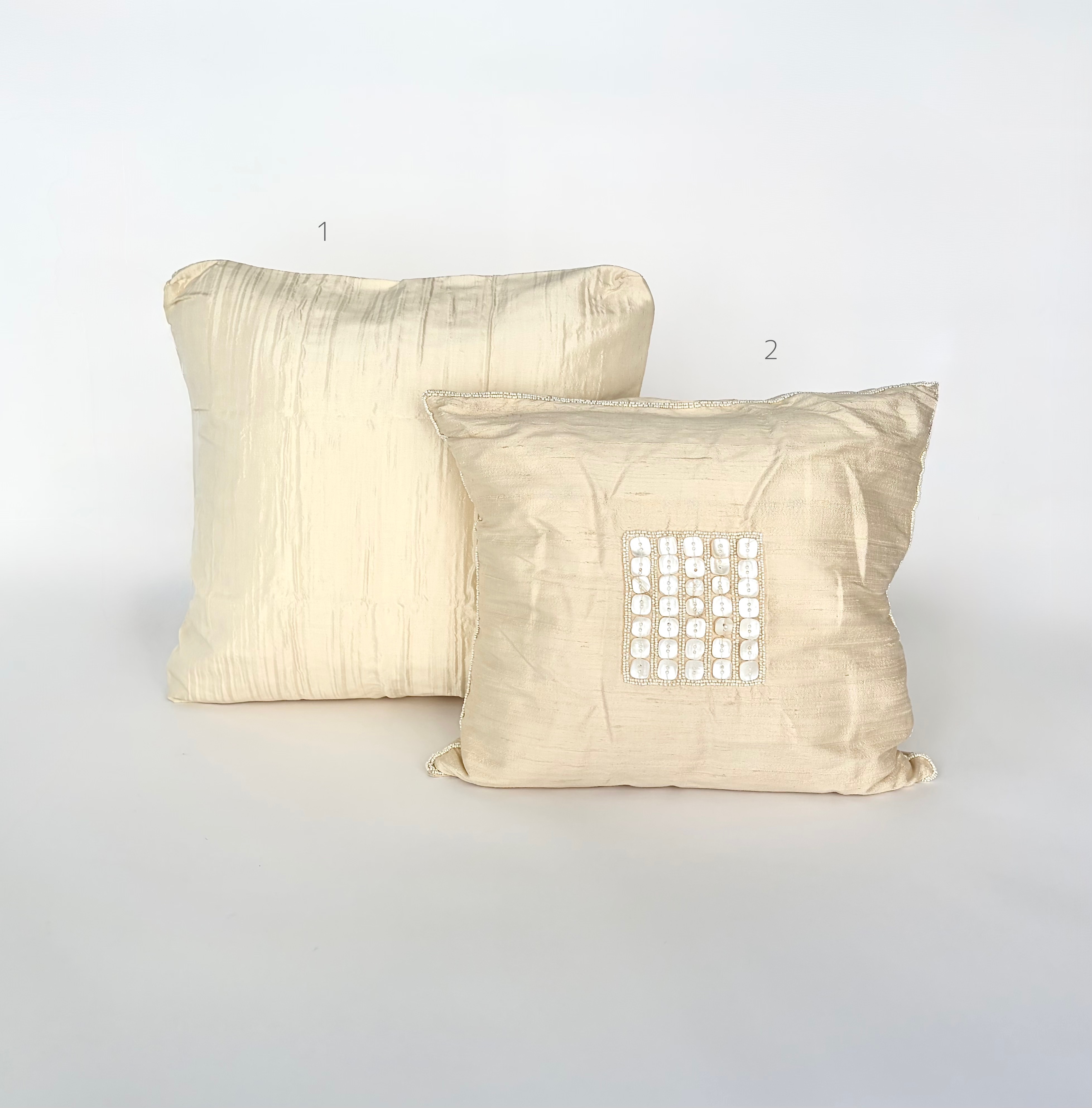 クッション　サテン・シワ加工〈40角〉 / シルクシャンタン・ビーズ刺繍〈400×380〉