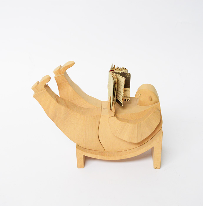 ウッドアート　本を読む人