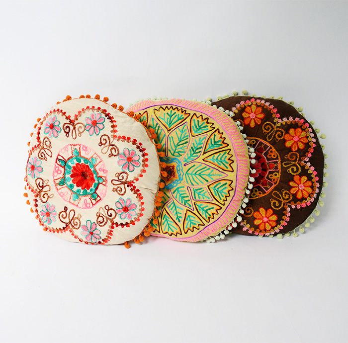 クッション　丸型　フラワー刺繍